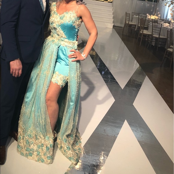 Fancy wedding gown, worn only once - Picture 3 of 3